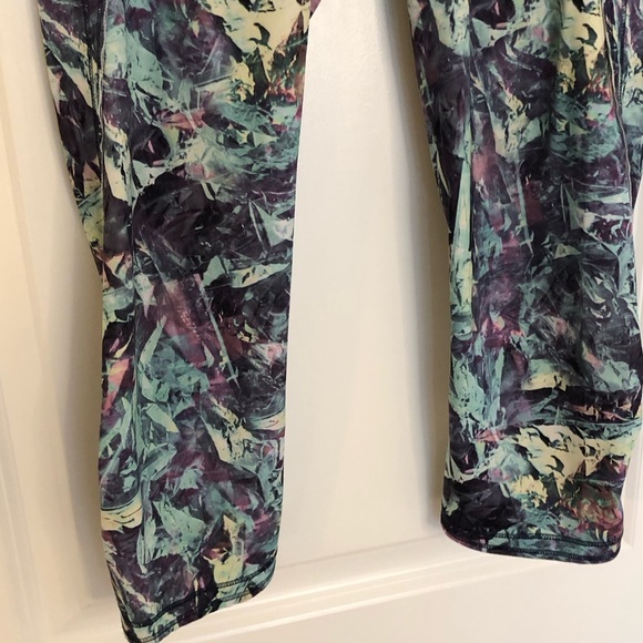 Lululemon Iridescent Multi Run Inspire Crop leggings floral size 4 running - Picture 7 of 13
